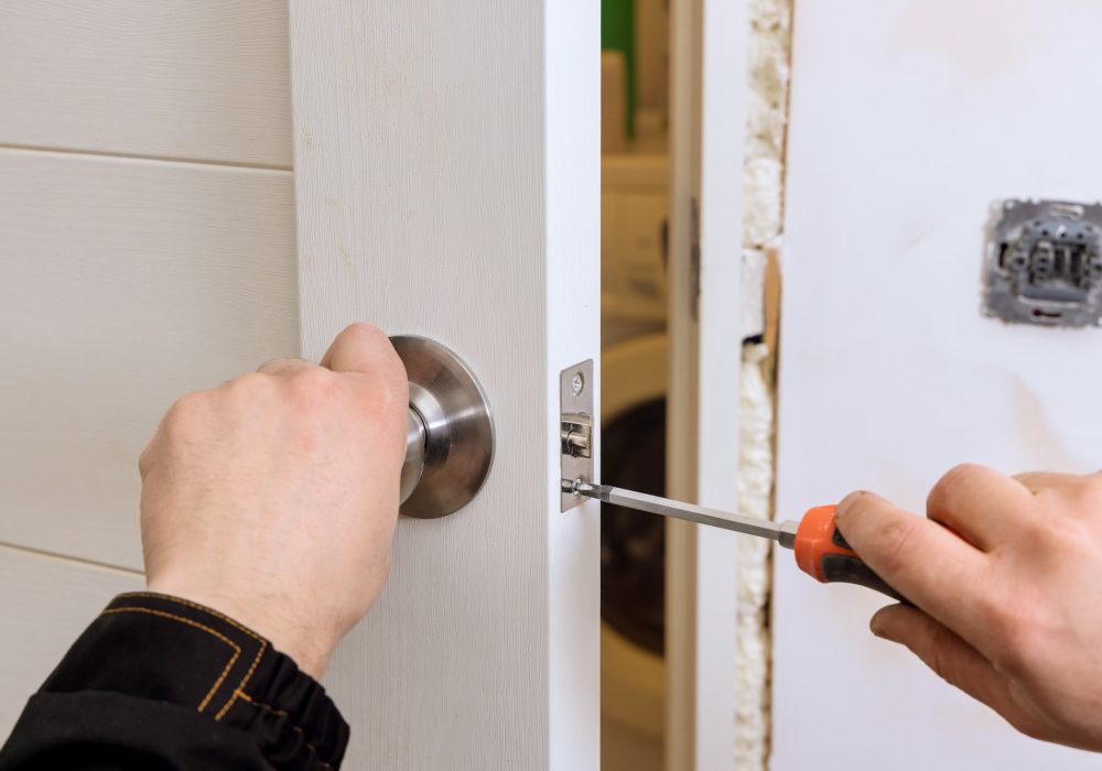 Locksmith install the door lock in house.